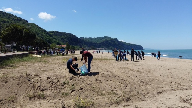 Bartın Ulus ÇPAL Öğrencilerinden İnkum'da Plaj Temizliği