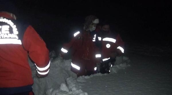 Bartın'da kar nedeniyle yolu kapalı köydeki hasta, paletli ambulansla hastaneye ulaştırıldı