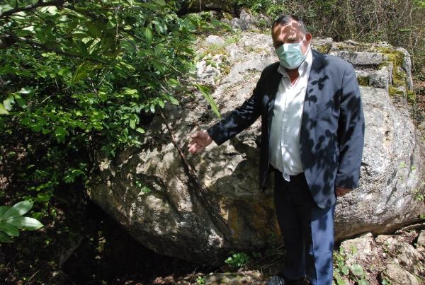Bartın'da defineciler kaya mezarı talan etti