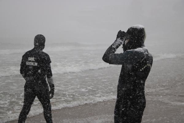 Bartın'da kayıp 5 denizci yoğun kar yağışı altında aranıyor