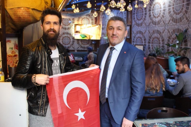 Turhan Kalaycı Bartın'da Bayrak Dağıttı