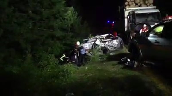 Tomruk yüklü kamyonla otomobil çarpıştı: 2 Ölü, 2 Yaralı