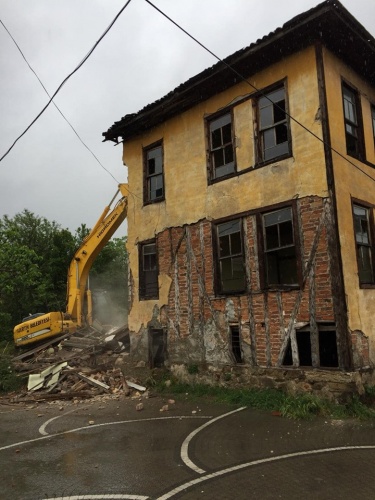 Bartın'da Tehlike Arzeden Bina Yıkıldı