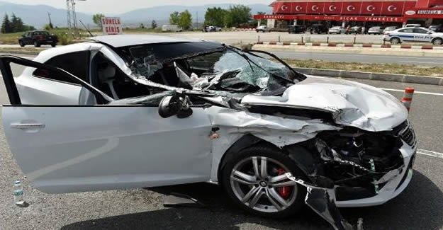 Tır'a Çarpan Otomobildeki 2 Kişi Yaralandı
