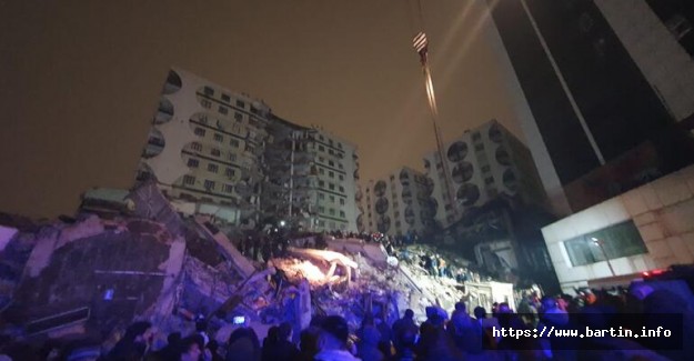 Türkiye 7.4'lük Depremle Sarsıldı