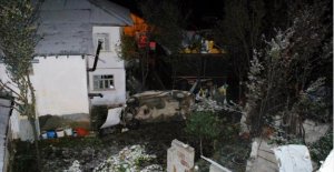 Otomobil evin bahçesine uçtu: 2 ölü, 4 yaralı