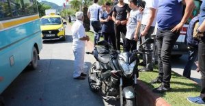 Minibüs motosiklete çarptı: 1 yaralı