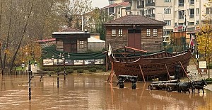 Irmak Yükseldi, Yol ve Köprüler Kapatıldı
