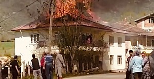 Evin çatısında çıkan yangın söndürüldü